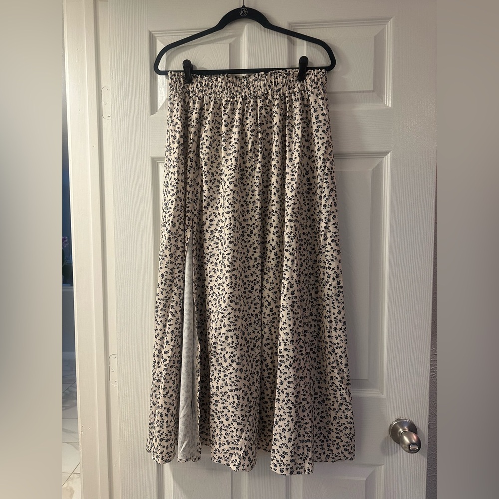 SHEIN White & Black Floral Maxi Skirt – Brand New, Never Worn 🤍
